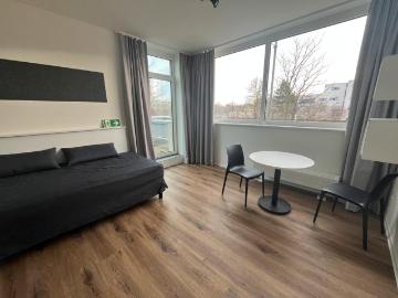 möblierte 1 Raum Wohnung mit Balkon oder Terrasse