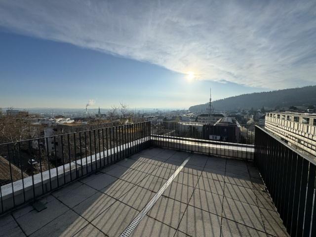 Möblierte 2.5 Attika Wohnung im Herzen von Oerlikon