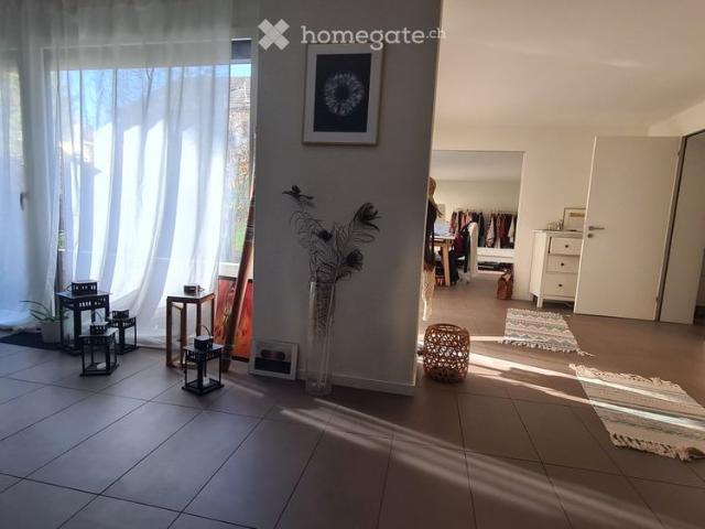 Möblierte 2.5 Zi Parterre Wohnung mit Garten zentrale Lage