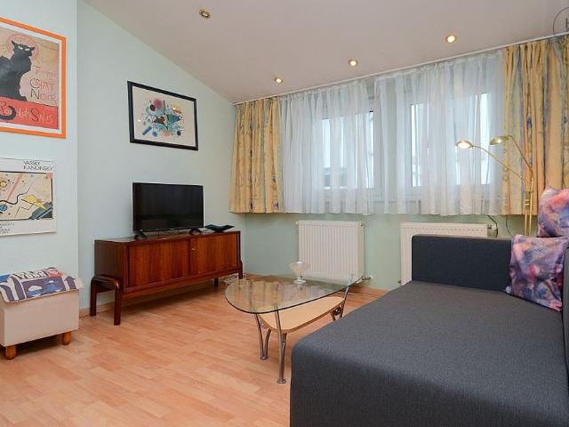 Möblierte 2 Zimmer Dachgeschosswohnung in der Wiesbadener Innenstadt