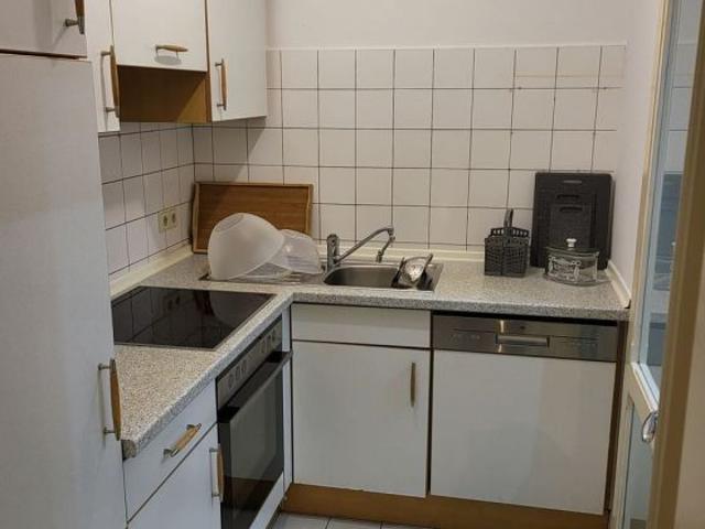 Möblierte 2 Zimmer mit Einbauküche, Laminat und Wannenbad in guter Lage