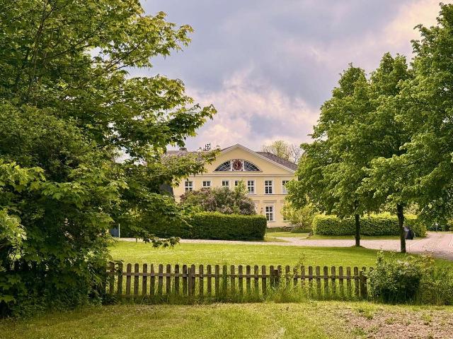 Möblierte 2 Zimmer Wohnung im Gutshaus mit Park – 20 Minuten bis Rostock, Wallbox vorhanden