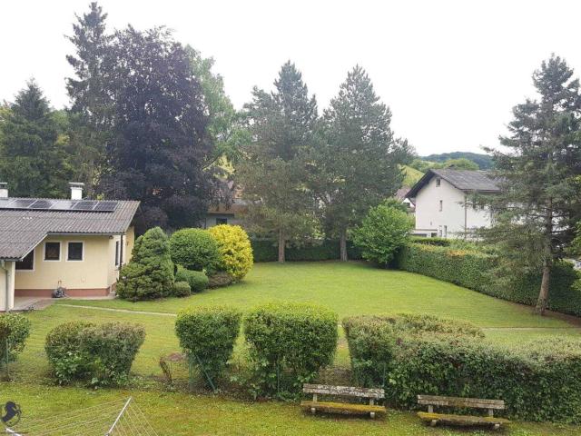 Möblierte 2 Zimmer Wohnung mit Balkon, Grünblick und Tiefgarage in absoluter Ruhelage