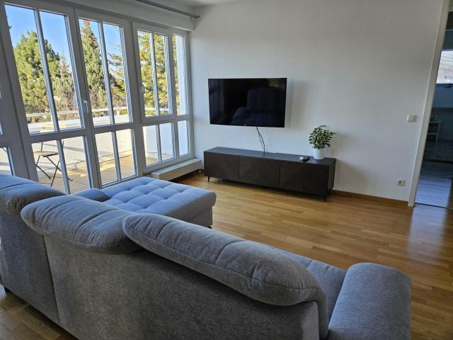 Möblierte 2 Zimmer Wohnung mit Balkon, TG Stellplatz und WLAN – ideal für Expats