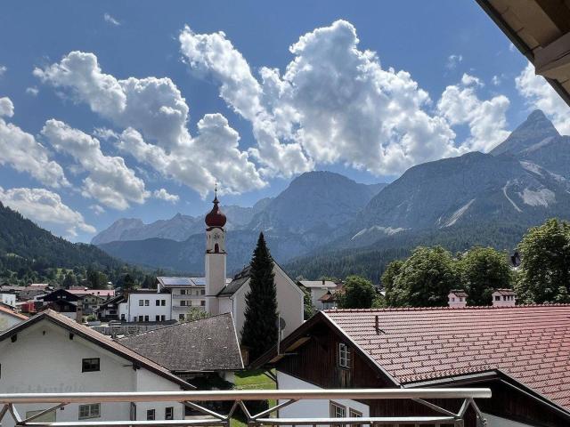 Möblierte 4 Zimmer Dachgeschosswohnung mit Zugspitzblick – zentral in Ehrwald