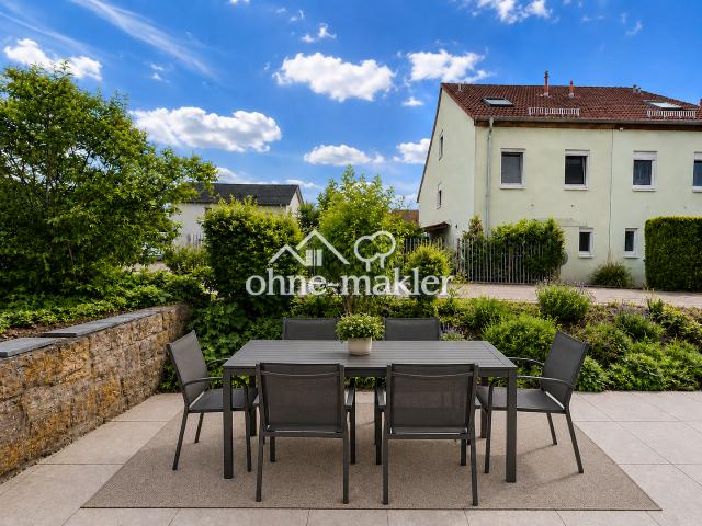 Möblierte 5 Raum Wohnung mit 2 Bädern, Einbauküche und Terrasse