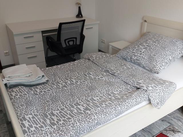 möblierte frisch renovierte 3 Zimmer Wohnung mit Balkon, 2 Min Straßenbahn/ Bus, Geschäfte vor der Tür, Toplage, sehr gepflegt, Parkplatz