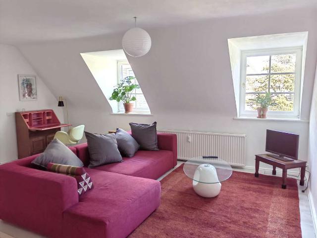 Möblierte helle Dachgeschoss Wohnung auf Zeit
