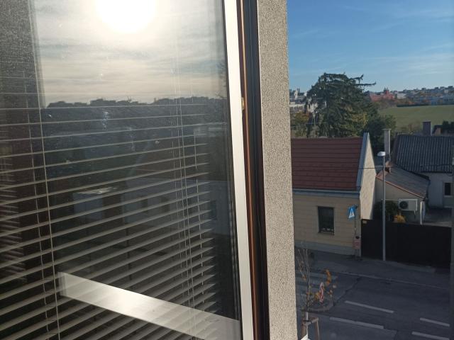 Möblierte Loftartige Wohnung mit Vollverglaster Loggia im 2. Stock mit Fernblick. Provisionsfrei