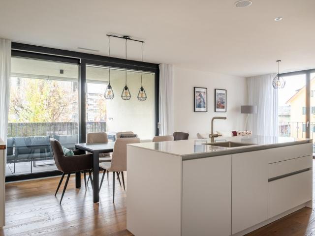 Möblierte, stilvolle 3.5 Zimmer Wohnung mit Balkon in Zug