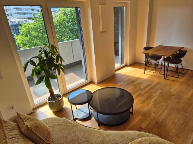 Möblierte Wohnung im Bruckner Tower mit sonnigem Balkon Fußbodenkühlung & Wohnraumlüftung