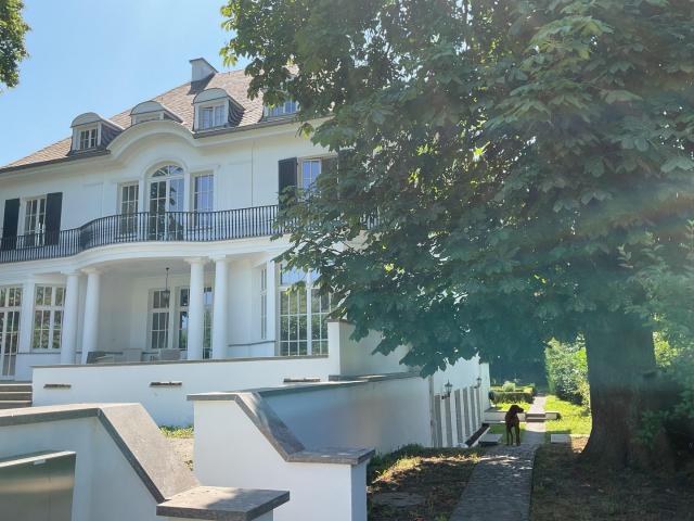 Möblierte Wohnung in historischer Villa mit exklusiver Lage an der Kölner Riviera