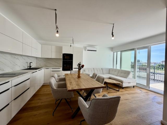 möblierte Wohnung mit Terrasse + klimatisiert