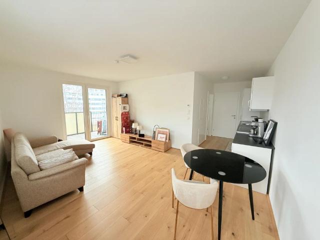 Möblierte und gut geschnittene 2 Zimmer Wohnung in Traumlage mit en—suite Badezimmer!