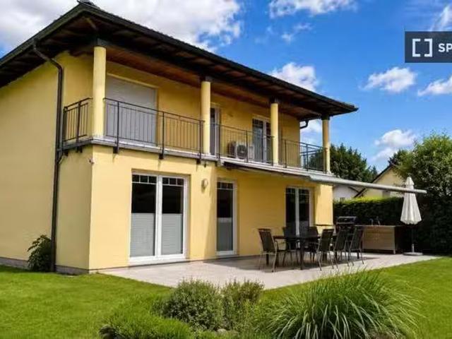 Möbliertes Familienhaus