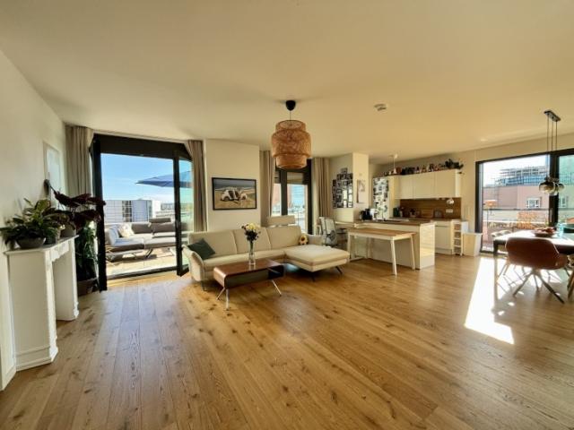 Möbliertes Penthouse 98 m2 mit Dachterrasse im Ostend, nahe EZB – Wohnen auf Zeit