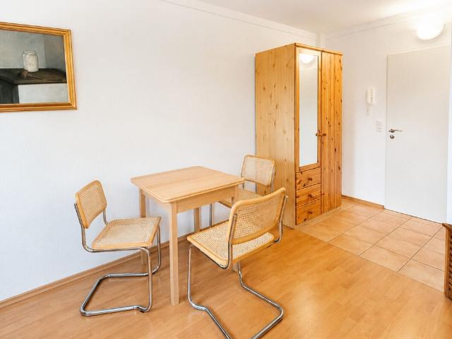 Möbliertes Single Apartment im Erdgeschoss mit Garten