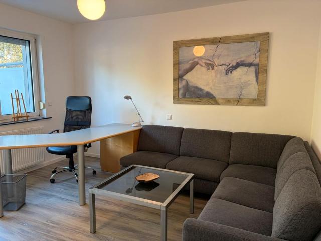 Möbliertes WG Zimmer in einer 2 WG in Unterrath