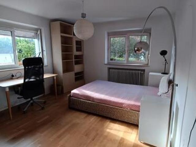 Möbliertes Zimmer mit eigener Wohnküche