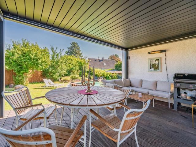 Mod. Einfamilienhaus: Wärmepumpe, Pool & Souterrain Studio