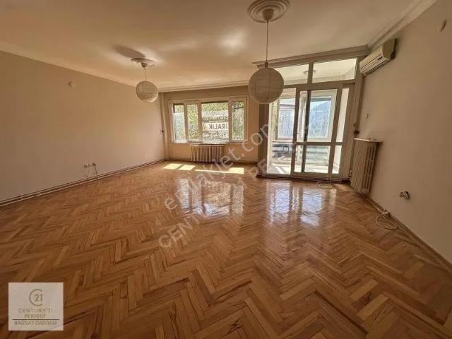 Moda'da Kiralık Geniş Aydınlık 3+1 Daire