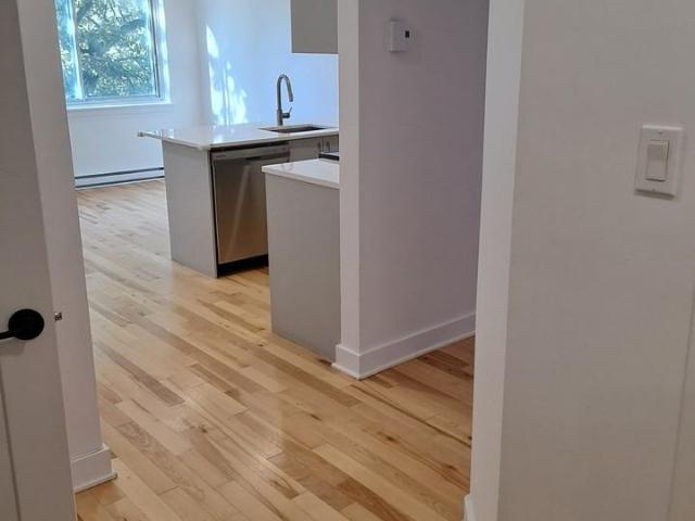 model 4930 Saint Kevin Studio Apartment for Rent at 4930 Av Saint Kevin, Montréal, QC H3W 1P4 Snowdon
