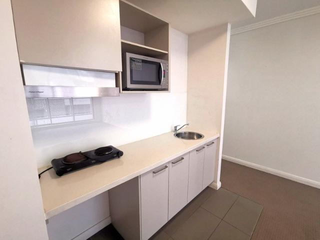 Modem one bedroom unit plus study room only $550 per week