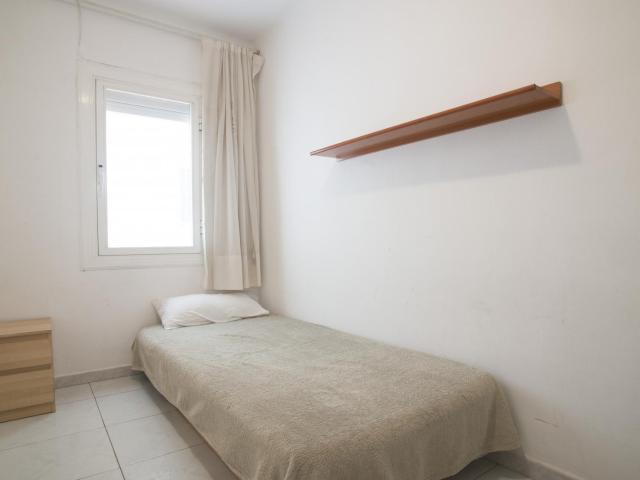 Modest single bedroom, in a 2 bedroom flat, in the El Guinardó neighbourhood