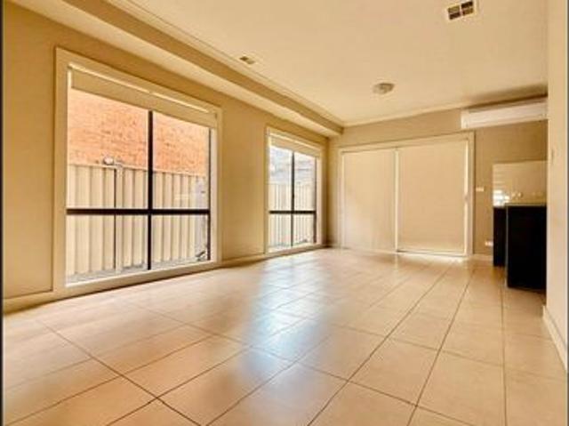 ModernTownhouse in the heart of Caroline Springs!