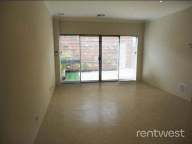 MODERN 3 X 1 HOME OPPOSITE BEAUTIFUL PARK