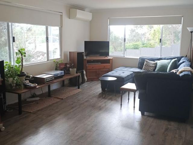 Modern 3 x 1 in town location