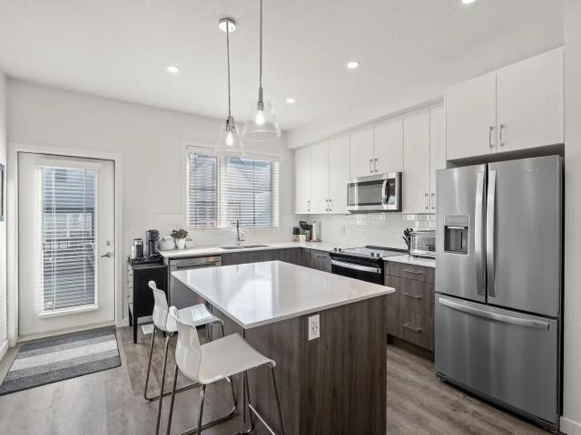 Modern 3 Bed, 3.5 Bath Townhome | Cleaning Included + Optional Telus Pkg