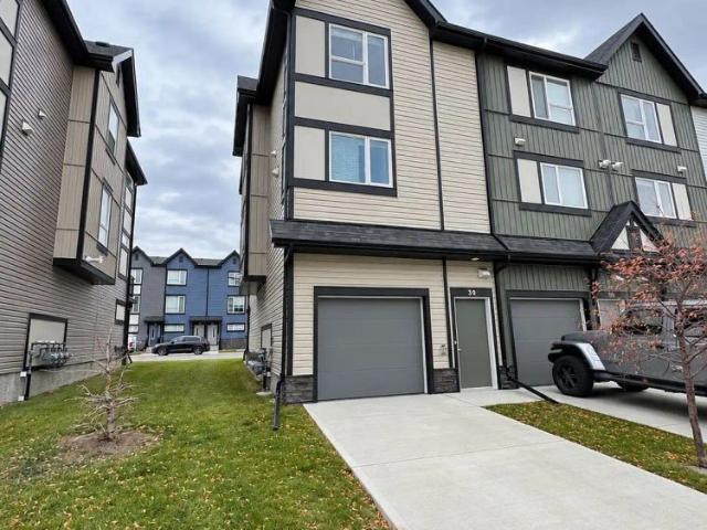 Modern 3 Bed + 2.5 Bath Townhouse | Private Balcony | Garage Parking — 3 Bedrooms Townhouse