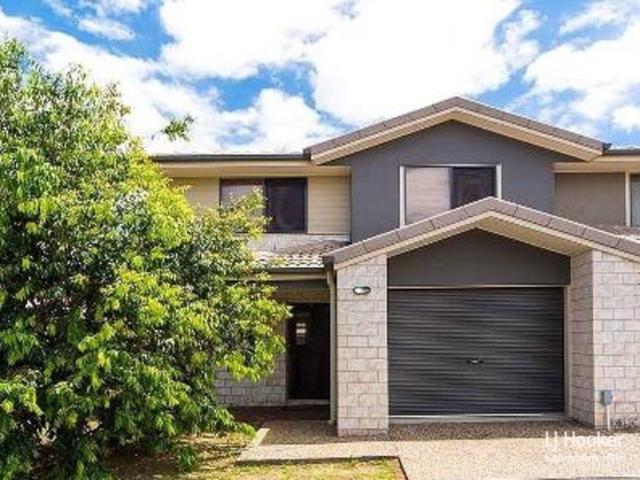 MODERN 3 BED + 2 BATH + AIR CON TOWNHOUSE WITH LARGE PRIVATE COURTYARD