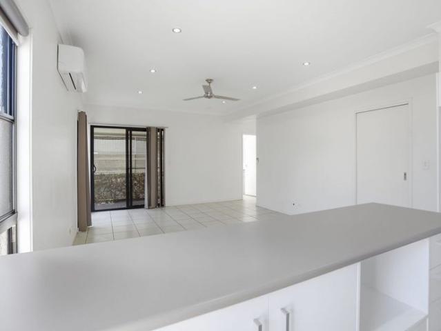 MODERN 3 BED, 2 BATH APARTMENT FOR RENT!