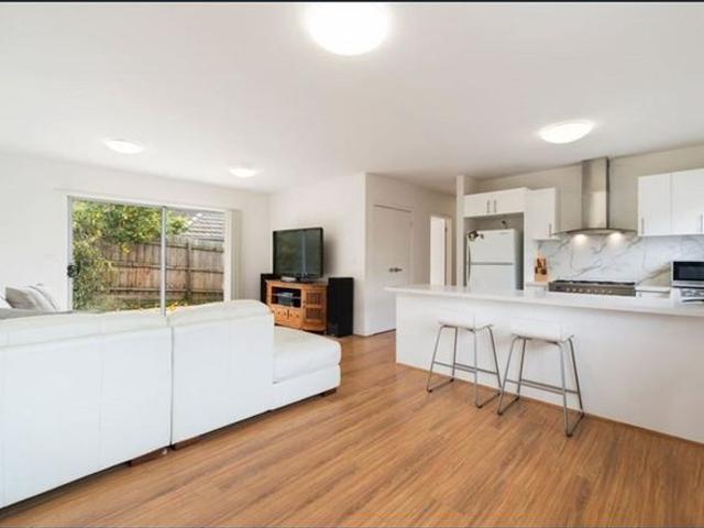 Modern 3 bed, 2 Bath + Garage Easy Living with Beach Lifestyle