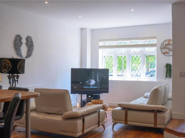 Modern 3 Bed 2 Bath Retreat in Orpington
