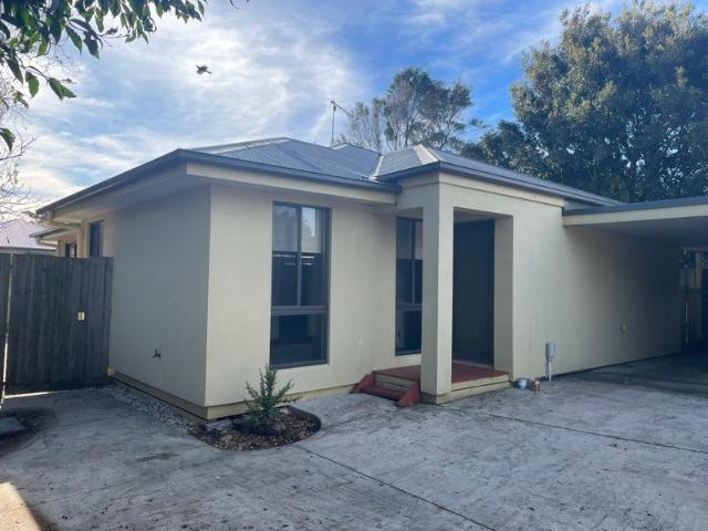MODERN 3 Bed 2 Bath TOWNHOUSE
