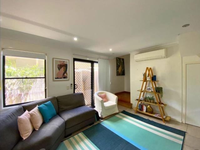 MODERN 3 BED, 2 BATH TOWNHOUSE FOR RENT LOW MAINTENANCE!