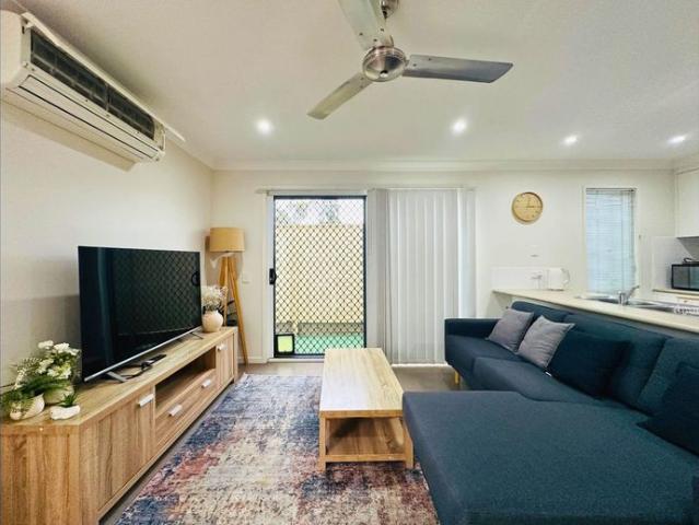 MODERN 3 BED, 2 BATH UNIT! LOW MAINTENANCE & WALKING DISTANCE TO TOWN
