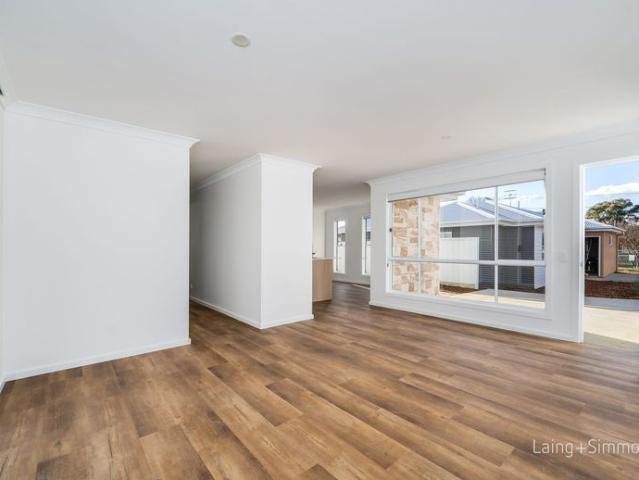 Modern 3 Bed, 2 Bath Unit with Spacious Garage in Quiet Armidale Location
