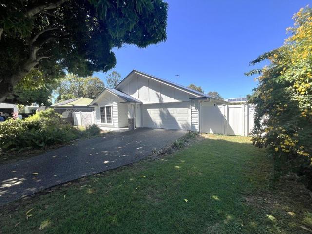 Modern 3 Bed Coastal Home with Solar, Shed & Central A/C Walk to Beach & Bowls Club