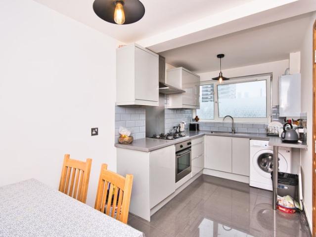 Modern 3 bed flat near mile end station london e3