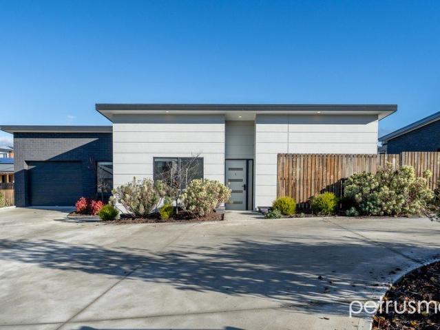 Modern 3 Bed, Low Maintenance Unit
