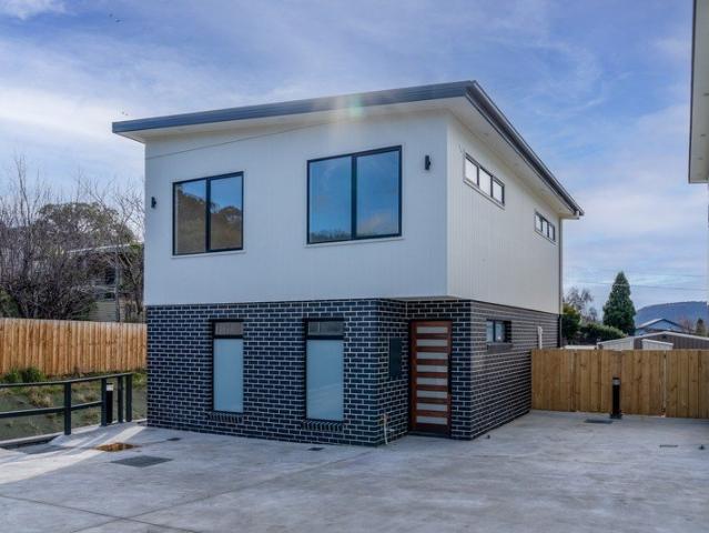 Modern 3 Bed Townhouse in Glenorchy