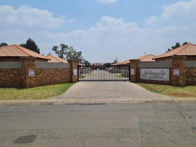 Modern 3 Bed Townhouse in Sandalwood Estate – Available Oct 1
