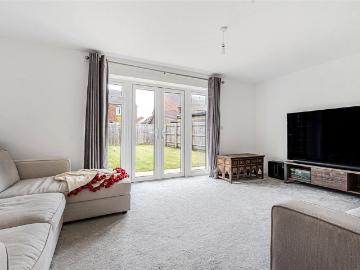 Modern 3 Bedroom/2 Bathroom House Close to Stoke Mandeville Hospital with Garden and Driveway parking