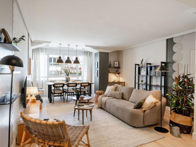 Modern 3 Bedroom Apartment with Designer Furniture and Ducted Air Conditioning, Madrid Amsterdam Apartments for Rent