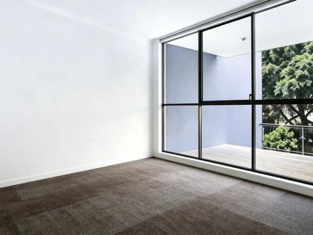 Modern 3 Bedroom Apartment with Parking | Metro at Your Doorstep | Walk to USYD & Redfern Station