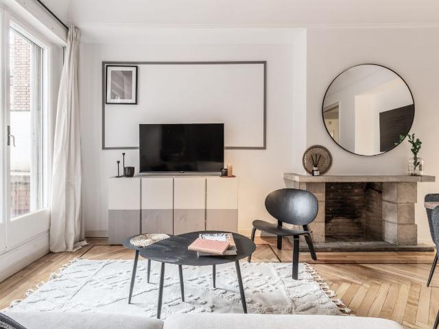 Modern 3 Bedroom Apartment with Terrace and Designer Furnishings in Almagro, Madrid Amsterdam Apartments for Rent